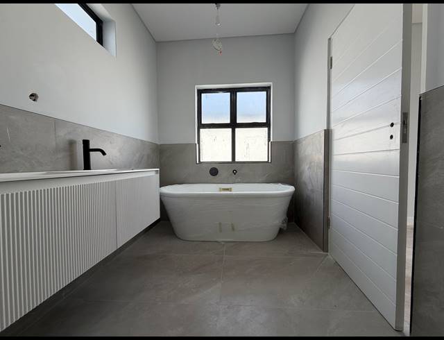 5 BEDROOM HOUSE FOR SALE IN SANDOWN